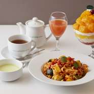 セット内容【全５品】

●本日のスープ 
●焼立てワッフル 
●【メイン】  約１４種よりお選びいただけます
●本日のデザート（店内ボードのデザートA or B・650円以内のショーケース内のケーキ）
●ドリンク