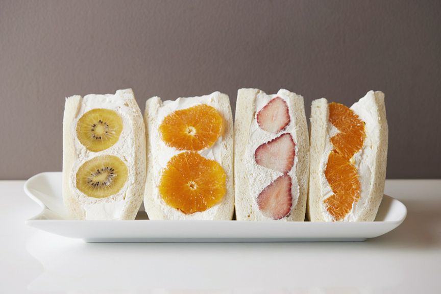 甘さ控えめの上質な生クリームその時々のフルーツを贅沢に