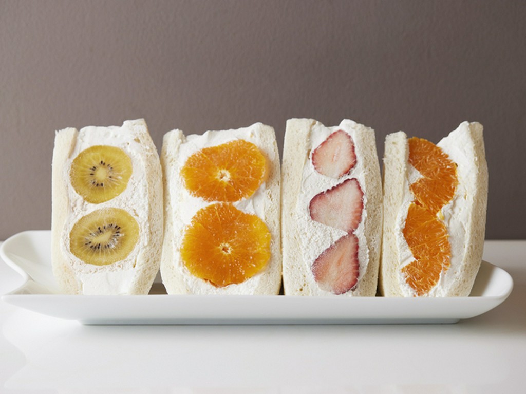 甘さ控えめの上質な生クリームその時々のフルーツを贅沢に