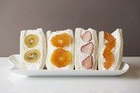 甘さ控えめの上質な生クリームをたっぷり使用し、その時々のフルーツを専用のパンで挟んだ、特製フルーツサンドイッチです。
ホームパーティーなどの手土産にもどうぞ。