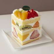 季節の果物を使ってお作りするケーキもお持ち帰りいただけます。
ラインナップは日によって変わりますので、ご来店のうえ、
店頭のケーキケースの中から直接お選びください。