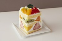 季節の果物を使ってお作りするケーキもお持ち帰りいただけます。
ラインナップは日によって変わりますので、ご来店のうえ、
店頭のケーキケースの中から直接お選びください。