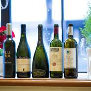 料理の味わいをさらに深いものにするイタリアワインも数多く取りそろえています。ボトルは2500円からと値段もリーズナブル。また、メニューにないワインも用意している場合があるので、ぜひスタッフと相談を。