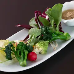 美味しい前菜とワインで、一日の仕事の疲れを癒してください