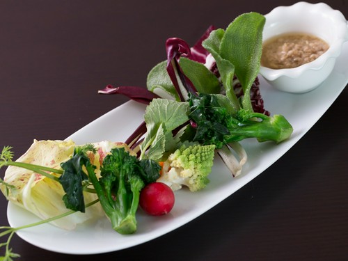 美味しい前菜とワインで、一日の仕事の疲れを癒してください