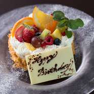 誕生日のサプライズにもぴったりな、フルーツをたっぷり使ったバースデーケーキをご用意しています。