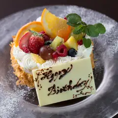 色彩豊かなバースデーケーキが祝いの席を華やかに演出します
