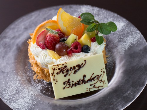 色彩豊かなバースデーケーキが祝いの席を華やかに演出します