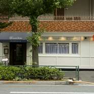 2014年3月にオープンした【ブラッスリー・ソーマ】は、自由ヶ丘の一軒家レストラン【シェー・ソーマ】の姉妹店です。伝統を大事にした、濃厚なソースのフランス料理が気軽に味わえます。