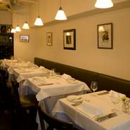 シックな雰囲気の店内には、真っ白なクロスの4人がけのテーブルが5つと、カウンターに2席。壁には、現代フランスを代表するカシニョールの女性の絵が飾られ、シャンソンなどが流れフランスの香りが漂います。
