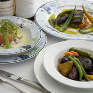 オードルブル、肉か魚のメイン料理１品、デザートとコーヒーの昼のランチ、肉料理・魚料理が両方楽しめる『ディナーコース・B』は、特におすすめのメニューです。食事が終わった後は、格別な満足感が広がります。
