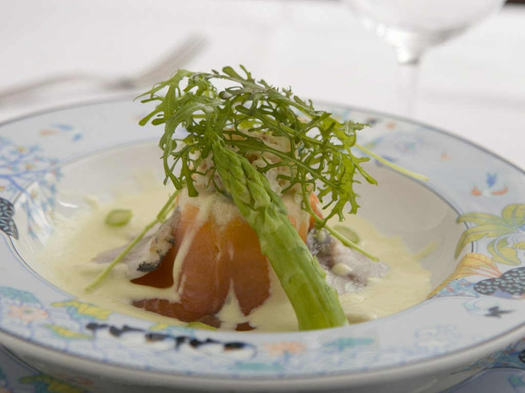 例）魚料理『毛ガニのババロア仕立て海峡サーモンのマリネ添え』