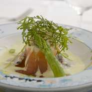 旬の毛ガニのフォン・フランス料理の出汁でつくったババロアに、グリーンアスパラのソースをたっぷりと。