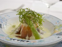 旬の毛ガニのフォン・フランス料理の出汁でつくったババロアに、グリーンアスパラのソースをたっぷりと。
