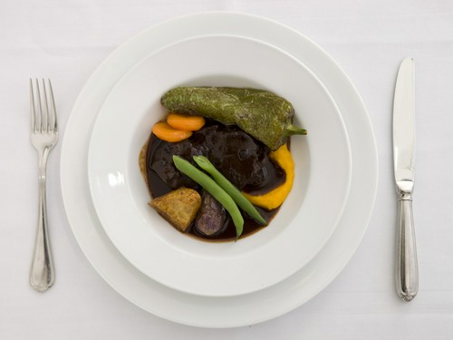 定番『牛ホホ肉の赤ワイン煮込み　三浦の直送野菜添え』