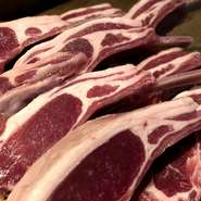 ラムチョップは1本から承ります！
自家製のJACKソースと、トリュフ塩で召し上がりください！
油はカリカリに、中しっとり焼き上げます♪
（gで値段が変動します）