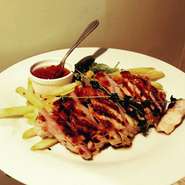 サラダ、ピクルス、ポテサラorフライドポテトが付いてます！
お肉は、サルサソース・わさび・トリュフ塩で召し上がれ★