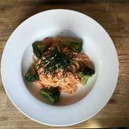 モチモチの生パスタと明太子の相性が抜群です！