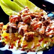 N.Yのベンダーと呼ばれる屋台で食べられる激ウマB級グルメ！スパイスがピリッと効いたチキン×香り豊かなサフランライス×自家製ヨーグルトソース。
ピリッと刺激的な辛さとまろやかなソースは相性抜群！