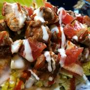 しゃきしゃきのきざみロメインレタスと瑞々しいダイストマトをたっぷり追加！
これがHBオリジナルスタイル！！