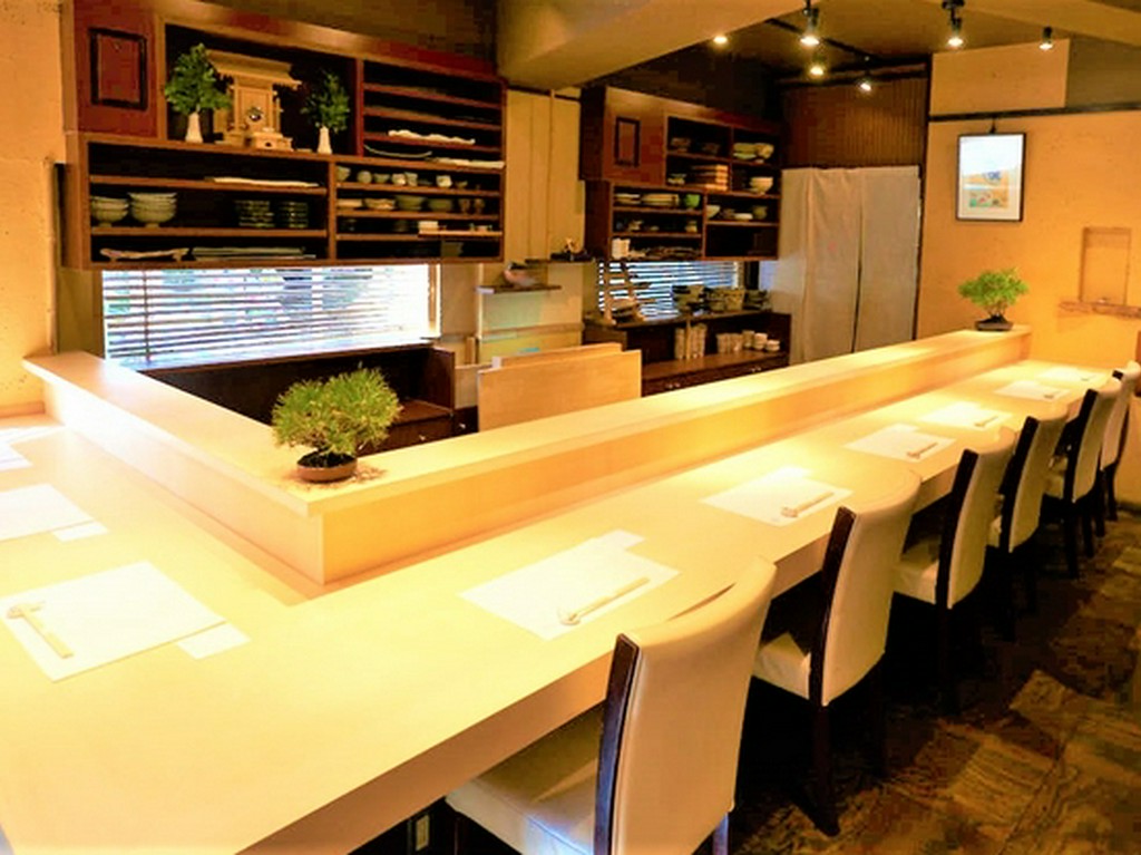 ゆったりと落ち着いた空間で、旬の食材を堪能していただきます。