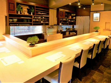 ゆったりと落ち着いた空間で、旬の食材を堪能していただきます。