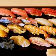 目利きの店主が毎朝自ら築地に出向き仕入れられる鮮魚。旬を感じる新鮮魚介味わいをお寿司で。