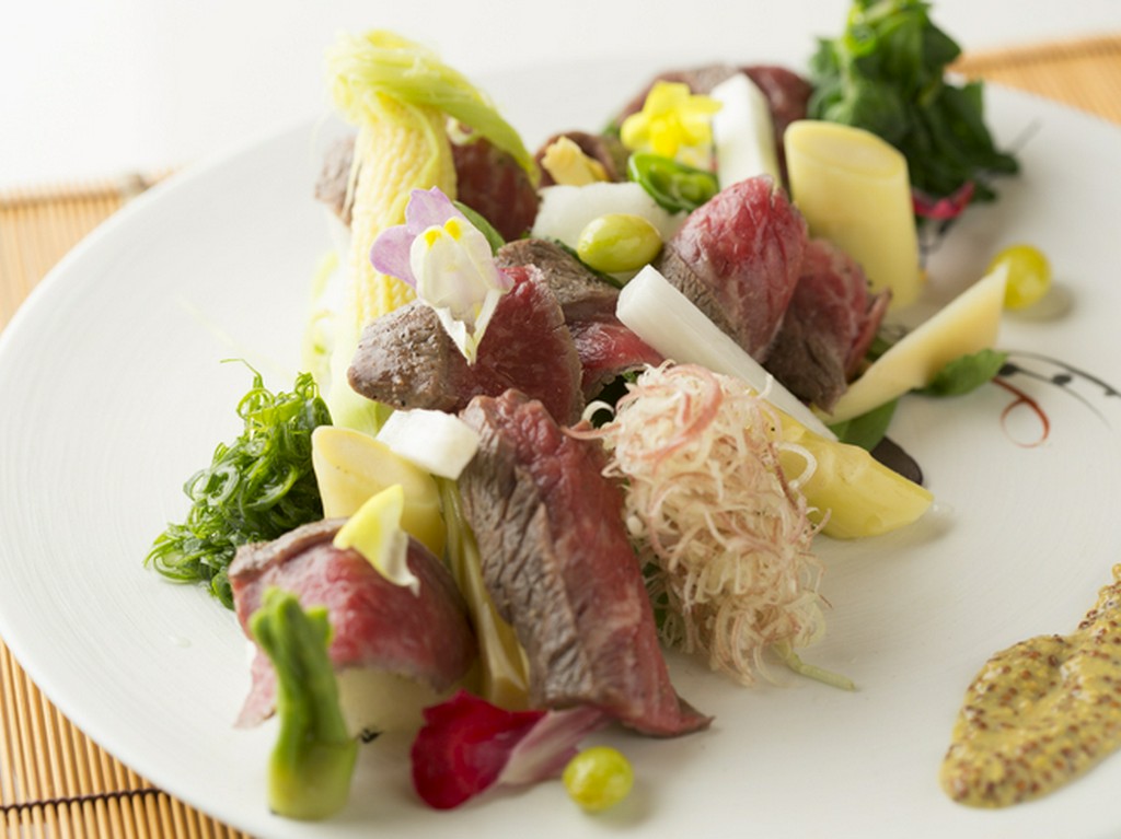 食欲誘われる彩りが鮮やかな『和牛サーロイン炙り』