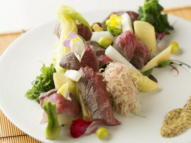 食欲誘われる彩りが鮮やかな『和牛サーロイン炙り』