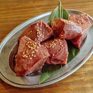 焼肉では外せないハラミ肉。
実はホルモンの一部だったってご存知でしたか？
脂ののった極上のハラミとはまた違い、食べごたいのある肉肉しいハラミです。