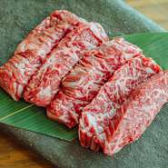 焼肉では外せないハラミ肉。
実はホルモンの一部だったってご存知でしたか？
脂ののった極上のハラミとはまた違い、食べごたいのある肉肉しいハラミです。
