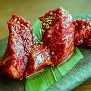 オカン特製のタレを絡め、
噛めば噛む程肉本来の旨味が味わえるハラミ。
