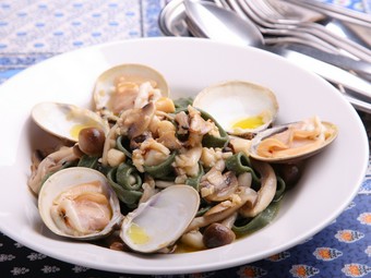 よもぎ入りタリアテッレ　ホタテとハマグリとキノコ