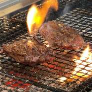 炭火でじっくり焼いた肉は均等にじんわり火が通り、余分な脂が落とされ本来の旨みがギュッと詰まって、美味しさ倍増。女性客からもヘルシーにお肉が食べれると、評判の看板メニューです。