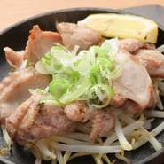 鮮度抜群の肉＝臭みのない純度の高い肉で、美味しさを存分に引き出すことができます。生で食する『ハツ刺し』はもちろん、流水で急速に〆めているため、レバーはひと味違うおいしさの余韻を残します。