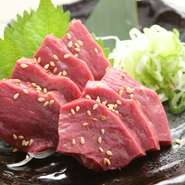 牛の心臓「ハツ」の刺し身は、新鮮なハツが手に入るからこそのごちそうです。こりっこりっとした食感です。