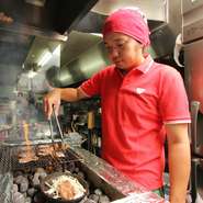 店長の大槻さん、料理人の関本さん、スタッフはみな明るく元気いっぱいで、店内は活気に満ちています。