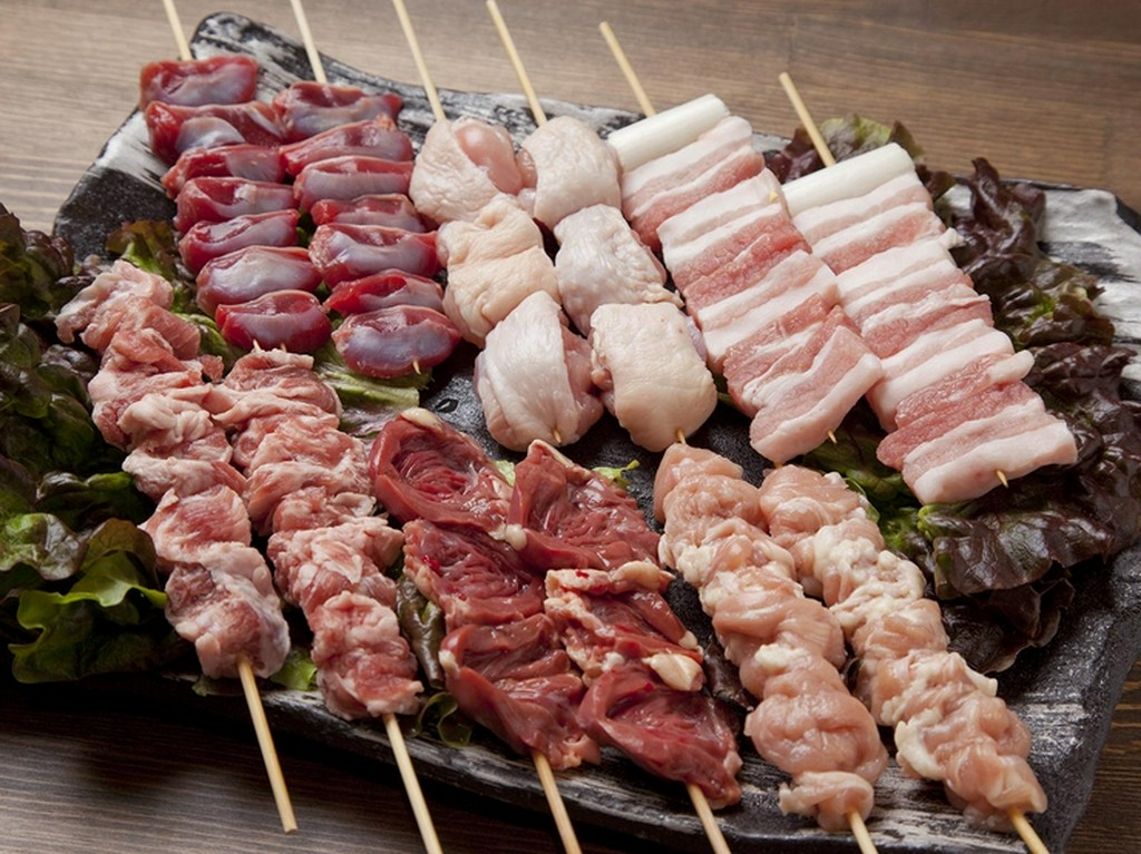 迷ったらまずはこれを頼めば間違いなし「自慢の炭火焼鳥・串焼」