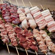 森産SPF豚バラ串、伊達産めぐみ鳥もも串などおすすめ串焼きが入ったお得な盛り合わせ。