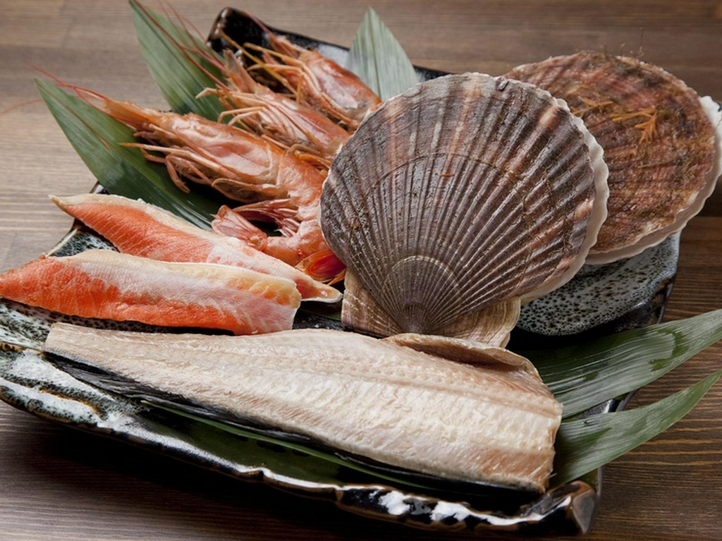 近海産の新鮮な魚介類を焼き上げる「焼き魚・焼き貝」