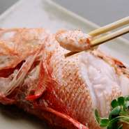 別名きんきとも呼ばれる高級魚「めんめ」。湯たきすることで程よく脂肪が落ちておいしくいただけます。