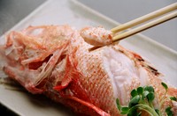 別名きんきとも呼ばれる高級魚「めんめ」。湯たきすることで程よく脂肪が落ちておいしくいただけます。
