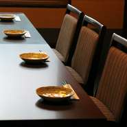 全部屋換気扇付きの完全個室です。2名様からご利用いただけます。4名様以上の場合お電話で予約いただけると広めのお部屋をご用意できます。