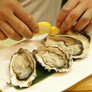 オホーツク海に面する北見ならではの新鮮魚介や季節の素材を使った創作和食。種類豊富な味を心ゆくまで堪能できます。ボリュームがありながら、どれもリーズナブルな価格なのも魅力的。