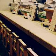 明るいカウンター席です。お一人の軽いお食事などにもご利用ください。