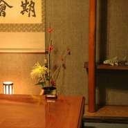 奥行きのある店内はシーンや人数に合わせていろいろな席を完備。少人数で利用できる個室もあります。周囲に気を配ることなく食事ができるので、デートや家族同士で楽しいひとときを過ごせます。