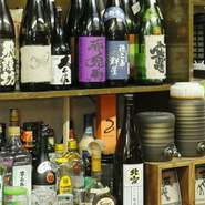 カウンター奥の棚にずらりと並ぶ、日本酒や焼酎。店主自らこだわりで選んだ逸品が楽しめます。食事と一緒に、また食後にじっくり味わいながらグラスを傾けてみてはいかが。