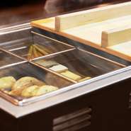 時間をかけて丁重に仕込んだ『おでん』。具ひとつひとつに味が染み渡り、箸が止まらない美味しさです。