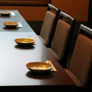 ２階は２人から３２人までご利用いただける足に負担のかからないテーブル席です。