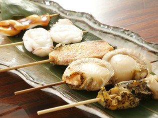 魚介の旨みをギュッと閉じ込めて焼き上げた『オホーツク串』